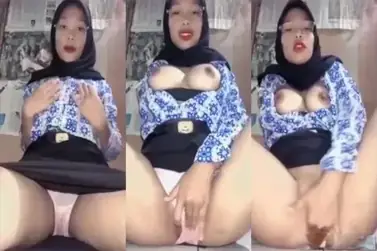 Jilbab Kacamata Sange Berat Asyik Main Jari poster